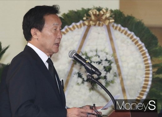 [머니S포토] 추도사하는 손학규 바른미래당 대표