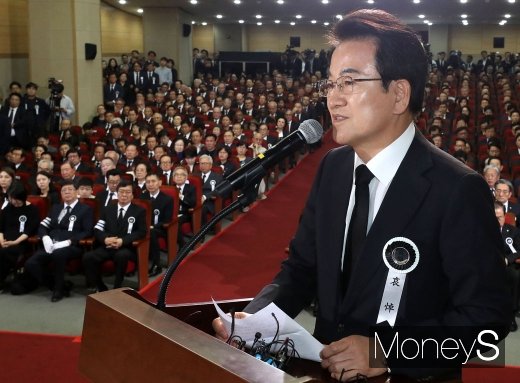 [머니S포토] 추도사하는 정동영 대표