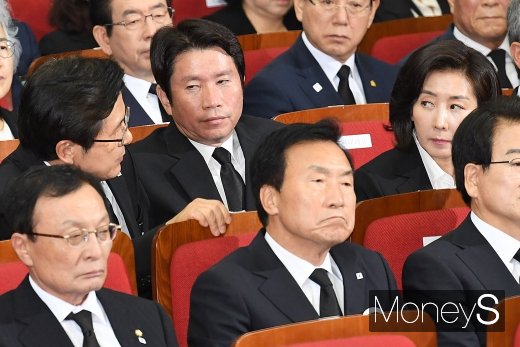 [머니S포토] 추모식 늦은 황교안 대표 바라보는 이인영·나경원