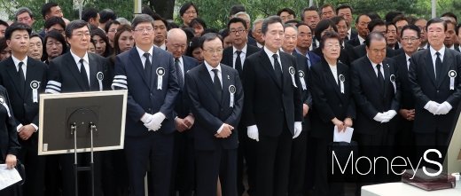 [머니S포토] 고 이희호 여사 하관의식 지켜보는 참석자들