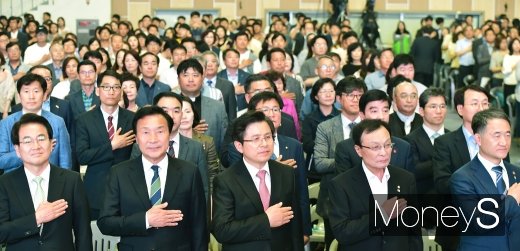 [머니S포토] 박능후 장관 ·4당 대표, 2019 사회복지정책대회 참석