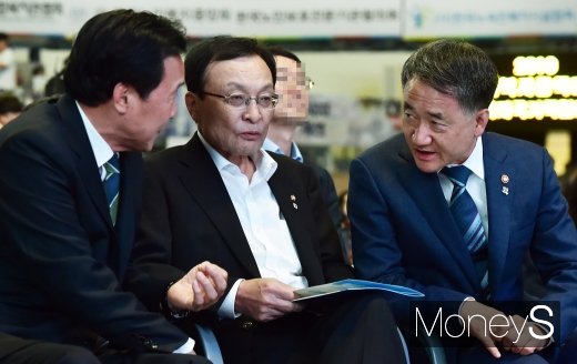 [머니S포토] 2019 사회복지정책대회, 의견 나누는 박능후·이해찬·손학규