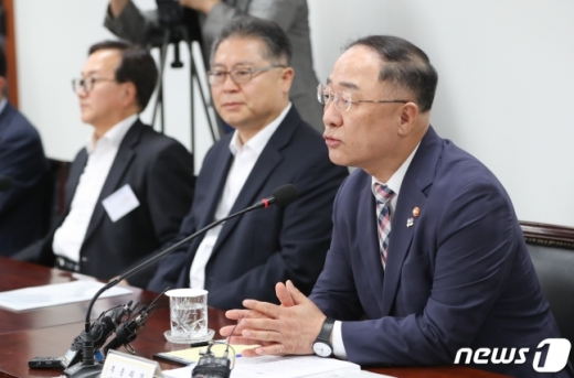 홍남기 경제부총리 겸 기획재정부 장관이 14일 서울 세종로 정부서울청사에서 열린 국책·민간 연구기관장 간담회에서 모두발언을 하고 있다./사진=뉴스1