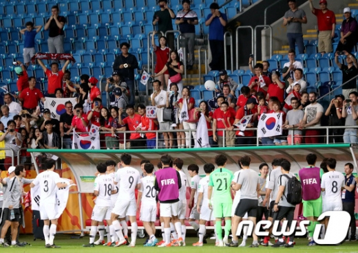 지난 11일 오후(현지시간) 폴란드 아레나 루블린에서 열린 '2019 국제축구연맹(FIFA) U-20 월드컵' 4강전 대한민국과 에콰도르의 경기에서 1:0으로 에콰도르를 꺾고 사상 첫 결승 진출을 확정한 대표팀이 응원단의 축하를 받고 있다./사진=뉴스1