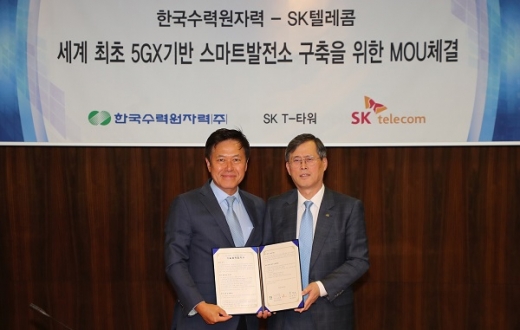 (왼쪽)정재훈 한수원 사장, 박정호 SK텔레콤 사장./사진=한국수력원자력