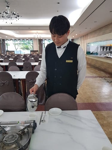 더케이호텔경주지점 식음료부 실습 모습. 사진은 황정찬(선린대 호텔외식경영계열 호텔외식조리 전공) 인턴 학생./사진=경상북도 제공．
