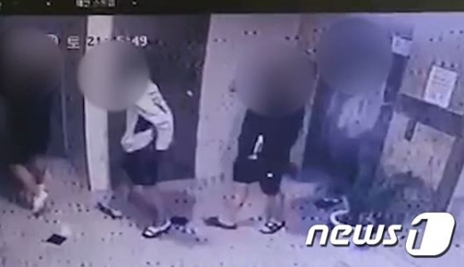 주 한 원룸으로 들어가는 가해자들의 모습.(광주지방경찰청 제공)/사진=뉴스1 
