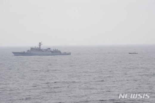 합동참모본부는 지난 11일 오후 1시15분 우리 해군함정이 속초 동북방 약 161㎞, 북방한계선(NLL) 이남 약 5㎞ 부근 해상에서 기관고장으로 표류 중인 북한 어선 1척을 발견했다고 밝혔다. 해당 어선은 오후 7시8분께 북한에 인계됐다./사진=뉴시