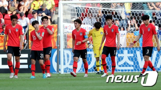 16일 오전 1시(한국시간) 폴란드 우츠 우츠 스타디움에서 열린 2019 FIFA U-20 월드컵 결승전에서 우크라이나에 역전을 허용한 대한민국 대표팀. /사진=뉴스1