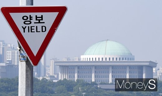 서울 여의도 서강대교 양보 교통표지판 뒤로 국회의사당이 보이고 있다. /사진=머니S 장동규 기자