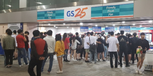 GS25 상암월드컵경기장점에 많은 고객이 몰린 모습. 이날 상암월드컵경기장에서는 축구협회 주최, U-20 월드컵 공식 응원전이 열렸다./사진=GS리테일
