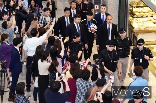 [머니S포토] 세간의 관심속에 U-20 영웅 이강인, 자랑스러운 귀국길