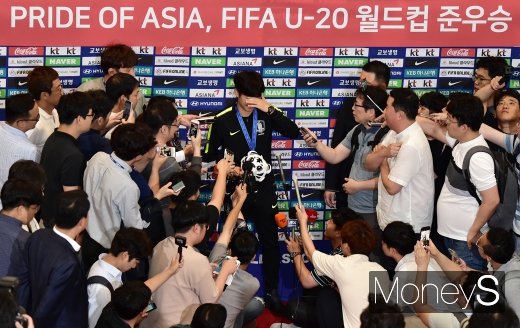 [머니S포토] 골든볼 쾌거 이강인, 엄청난 취재열기에 깜짝