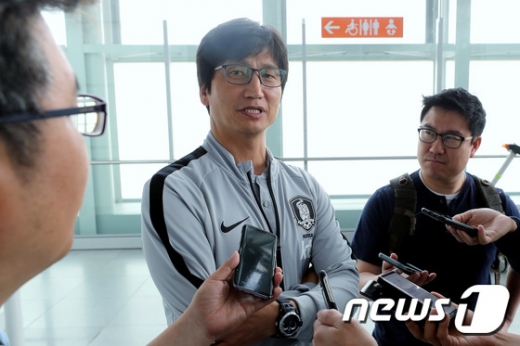 귀국길에 오른 정정용 U-20 축구대표팀 감독이 16일 오후(한국시간) 폴란드 바르샤바 공항에서 취재진과 인터뷰를 하고 있다. /사진=뉴스1