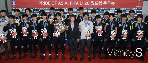 [머니S포토] U-20 월드컵 국가대표팀, 회장님과 기념촬영