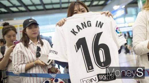 [머니S포토] U-20 대표팀 귀국, 여성 축구팬도 '이강인'