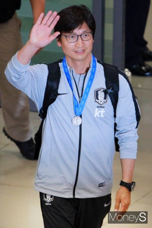 [머니S포토] U-20 정정용 감독, 손 흔들며 귀국