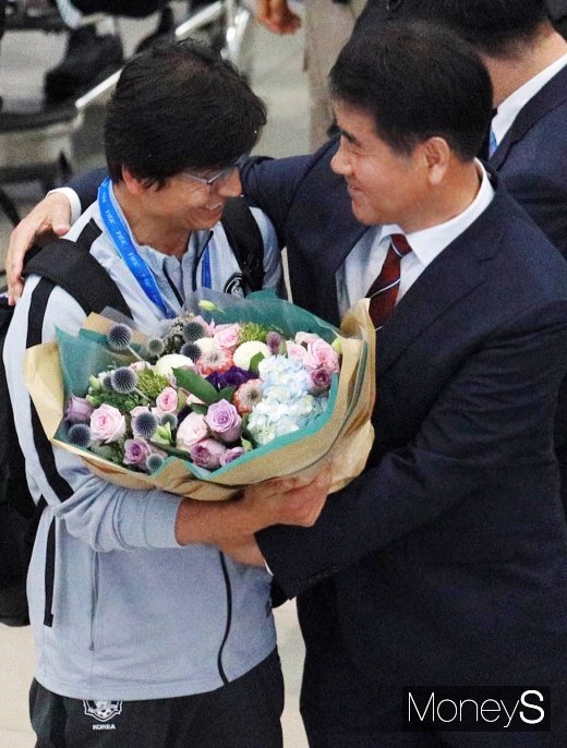 [머니S포토] U-20 대표팀 귀국, '정정용 감독 수고하셨습니다'