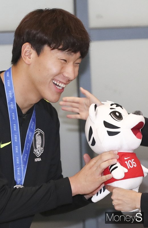 [머니S포토] U-20 수문장 이광연, 행복한 귀국길