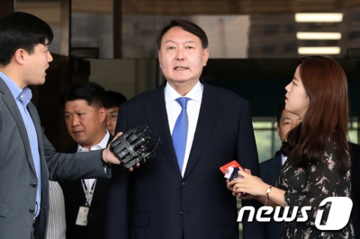 윤석열 서울중앙지검장이 17일 서울 서초구 서울중앙지방검찰청에서 취재진의 질문을 받고 있다. /사진=뉴스1