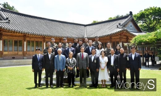 [머니S포토] 이낙연 총리, 국방부 유해발굴감식단과 오찬