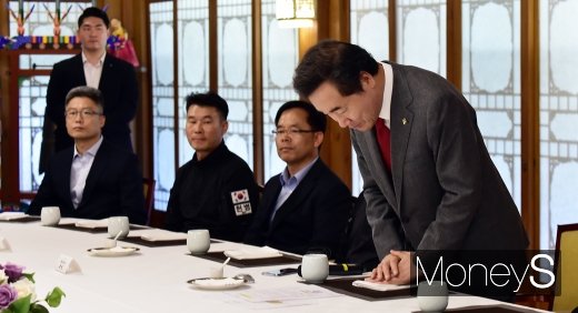 [머니S포토] 유해발굴 노고 관련 감사의 인사 전하는 이낙연 총리