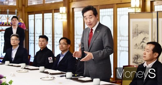 [머니S포토] 유해발굴감식단 오찬, 모두발언하는 이낙연 총리