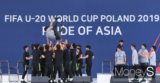 [머니S포토] U-20 선수들 '정정용 감독 향한 감사의 헹가래'