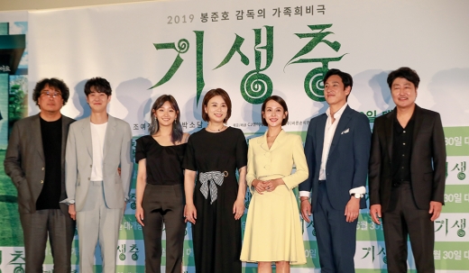 지난달 28일 서울 용산 CGV에서 열린 언론시사회에 참석한 봉준호 감독과 주연배우들. /사진=머니투데이 이종훈 기자