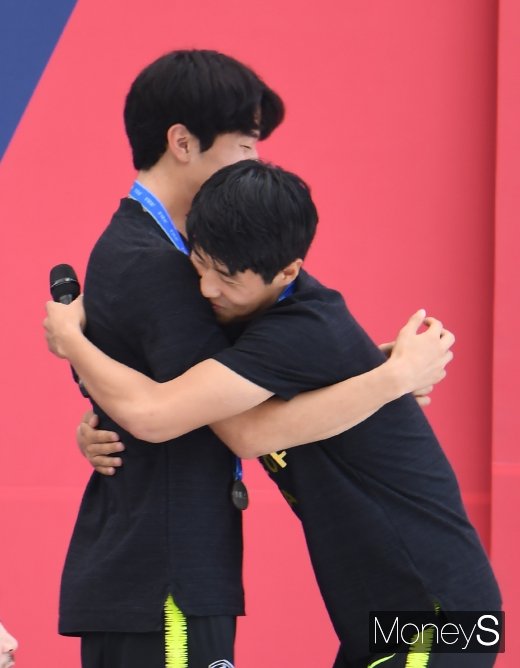 [머니S포토] 김현우 '축구장 애교 이렇게~'