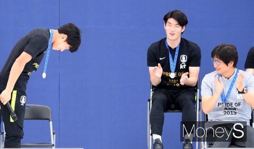 [머니S포토] 조영웅 '정정용 감독님, 사랑하고 감사합니다'