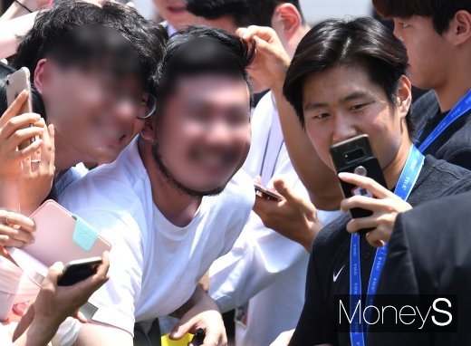 [머니S포토] 팬들과 셀카 찍는 이강인