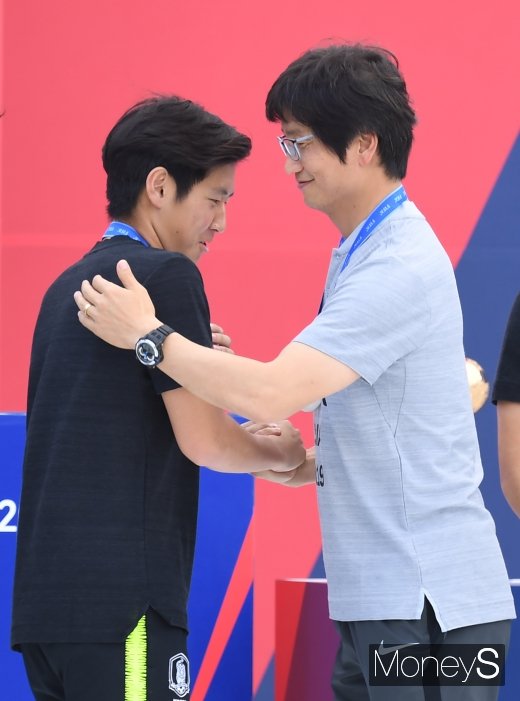 [머니S포토] 정정용·이강인 '어색한 포옹'