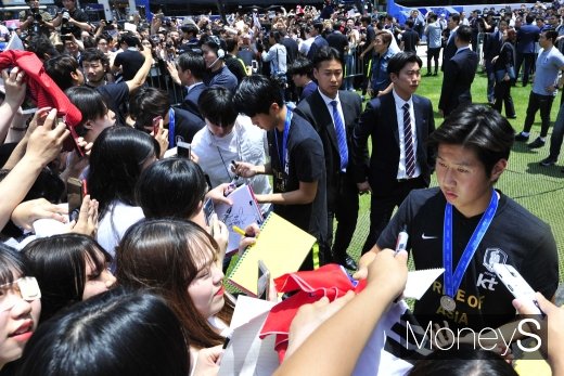 [머니S포토] 'U-20 축구영웅들의 어마어마한 인기'