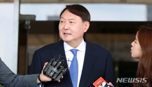 신임 검찰총장 후보자로 지명된 윤석열 서울중앙지방검찰청장이 17일 오전 서울 서초구 서울중앙지방검찰청을 나서며 취재진의 질문에 답변하고 있다. /사진=뉴시스