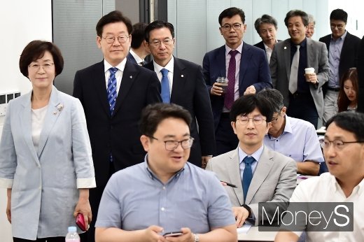 [머니S포토] 제8회 소득주도성장특별위원회 연속토론회 개최
