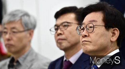 ▲ 이재명 경기 지사(오른쪽부터), 홍장표 소득주도성장특별위원장, 김현철 서울대 교수(전 신남방특위원장)