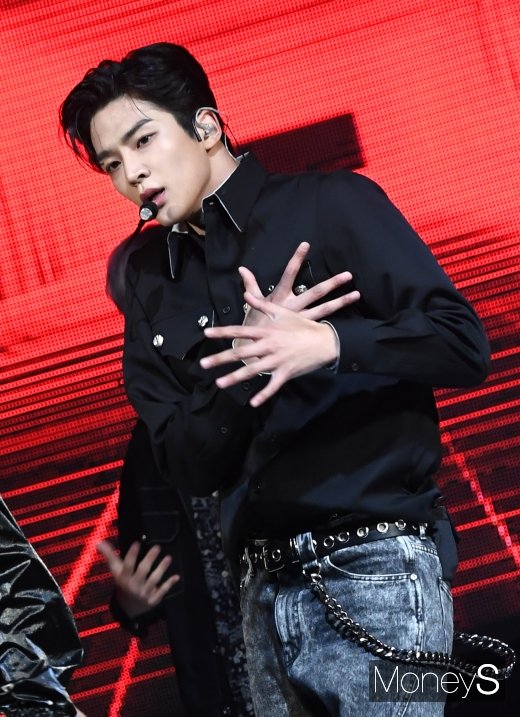 [머니S포토] SF9 로운 '여심저격 눈빛'