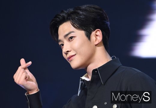 [머니S포토] SF9 로운  '소녀팬들 사로잡는 하트'