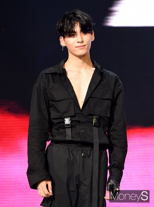 [머니S포토] SF9 태양 '운동으로 다져진 가슴 근육'