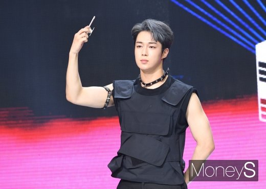 [머니S포토] SF9 다원 '셀카 찍으면서 포토타임?'…엉떵한 매력