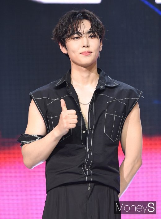 [머니S포토] SF9 재윤 '운동으로 군살 제거'