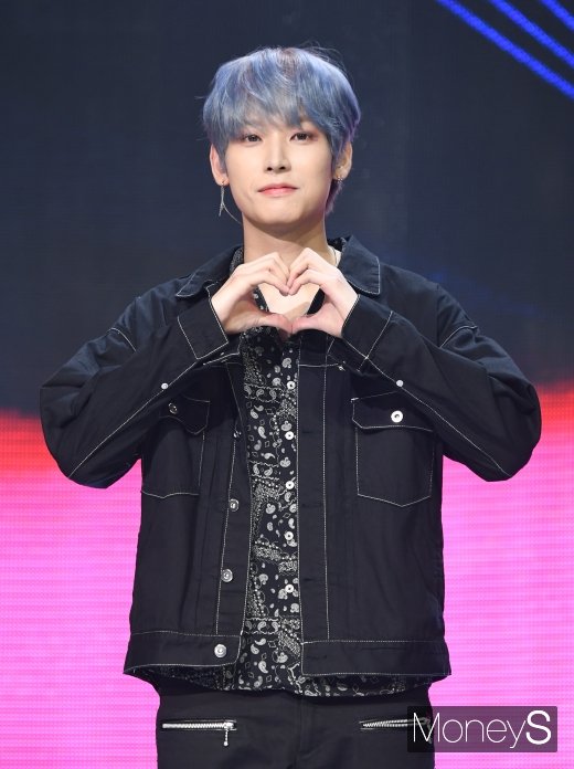 [머니S포토] SF9 인성 '하트 발사'