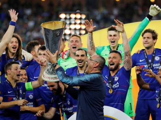 첼시의 구단 두 번째 UEFA 유로파리그 우승을 이끌었던 마우리시오 사리 감독(가운데)이 첫 시즌 이후 팀을 떠나게 됐다. /사진=로이터