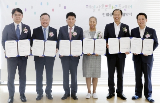 홍창표 초록우산 어린이재단 부회장, 예종석 사회복지공동모금회 회장, 함영주 하나금융그룹 부회장 겸 하나금융나눔재단 이사장, 김인순 해밀학교 이사장, 최문순 강원도지사, 허필홍 홍천군수(왼쪽부터)가 협약서에 서명 후 기념촬영을 하고 있다. / 사진제공=하나금융