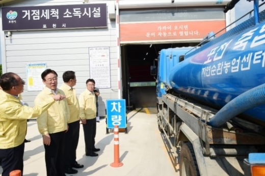 이재명 지사가 지난 13일 포천 영중면에 위치한 거점 세척소독시설을 찾아 현장점검을 벌였다. / 사진제공=경기북부청