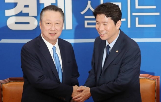 더불어민주당 이인영 원내대표가 지난 17일 오후 서울 여의도 국회에서 대한상공회의소 박용만 회장의 예방을 받고 악수를 하고 있다. / 사진=뉴시스 이종철 기자 
