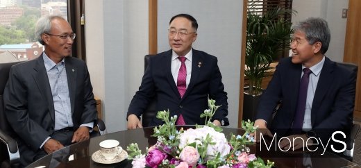 [머니S포토] 제1차 농어업·농어촌 특별위원회, 환담 나누는 홍남기-김수현-문성현