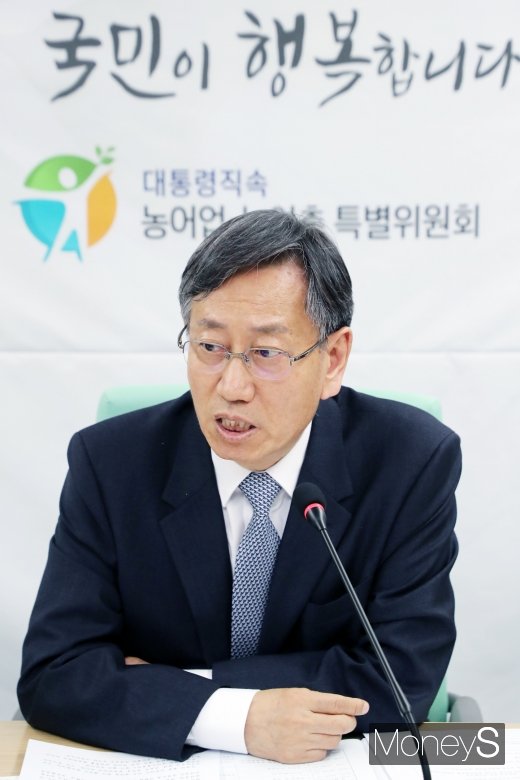 [머니S포토] 회의 주재하는 박진도 위원장