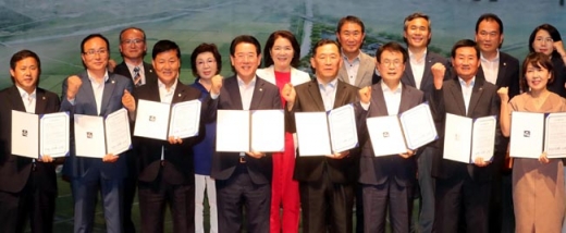 김영록 전라남도지사가 18일 오후 강진아트홀에서 한병인 강진수소발전 대표, 김문태 어업회사법인 강진자라 대표, 최승미 어업회사법인 엘씨씨푸드 대표, 정현모 농업회사법인 황칠코리아 대표와 7153억원의 투자협약을 체결했다. /사진제공=전남도